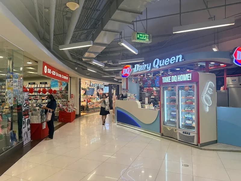 Supreme shopping mall in Samsen, BKK