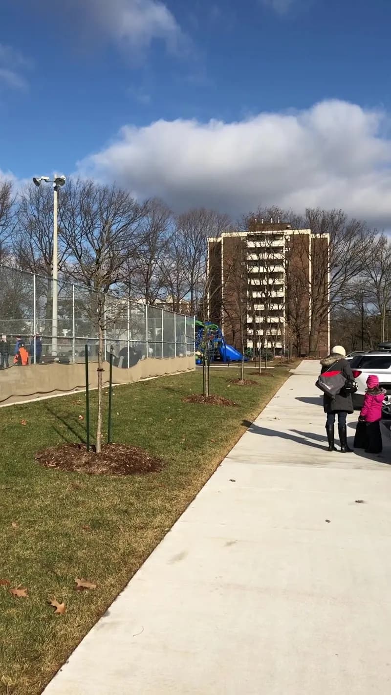 View of The Trafalgar Tavern Ice Cream & Parlour in Oakville, ON