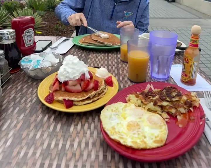 View of Uncle Bill's Pancake House in Manhattan Beach, CA