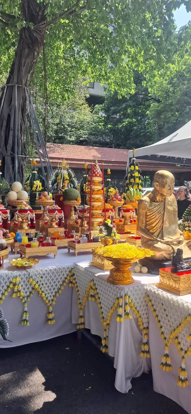 View of Wat Pathum Wanaram Rachaworawihan in Pathum Wan, BKK