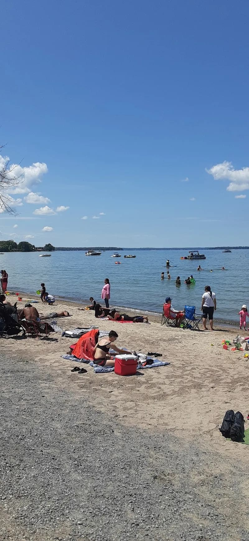 Willow Beach Park park in Georgina, ON