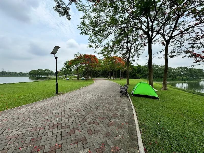 View of Yen So Park in Hà Đông, HN