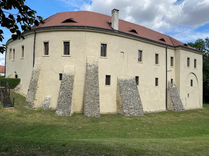 View of Zámek Středočeského muzea v Roztokách u Prahy in Roztoky, CZ