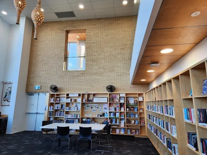 Birkenhead Library library in Kawai Purapura, AKL