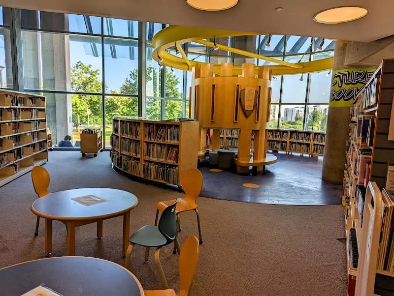 Central Branch (Richmond Hill Public Library) library in Richmond Hill, ON