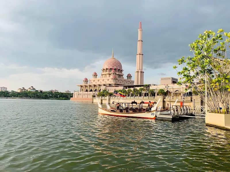 Cruise Tasik Putrajaya tourist attraction in Putrajaya, FT