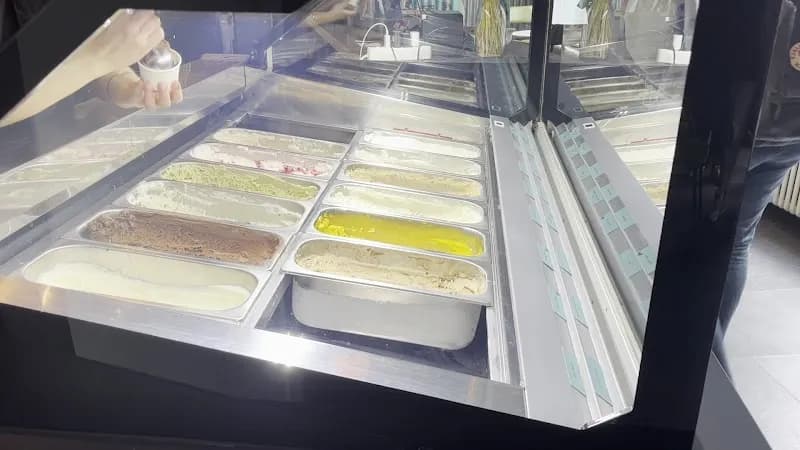 View of Gelateria Stelvio in Wiedikon, ZH