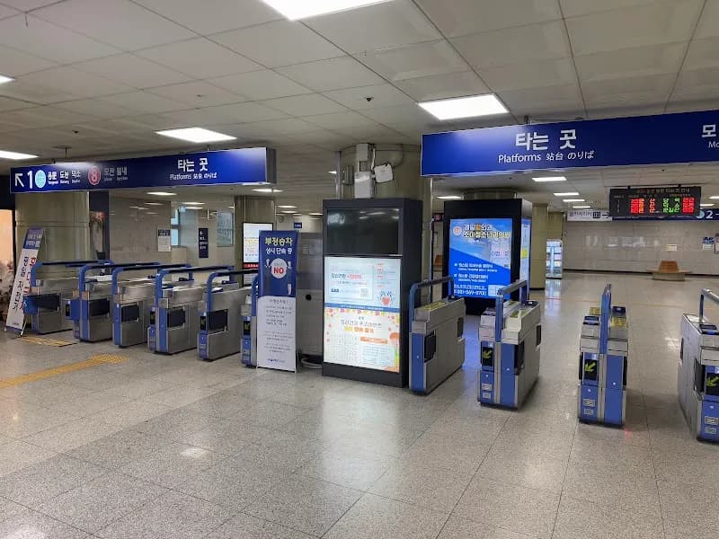 Guri Public Library library in Guri, GG