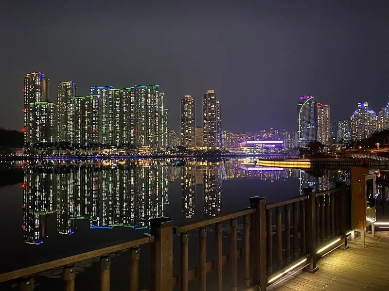 Gwanggyo Lake Park city park in Suwon, GG