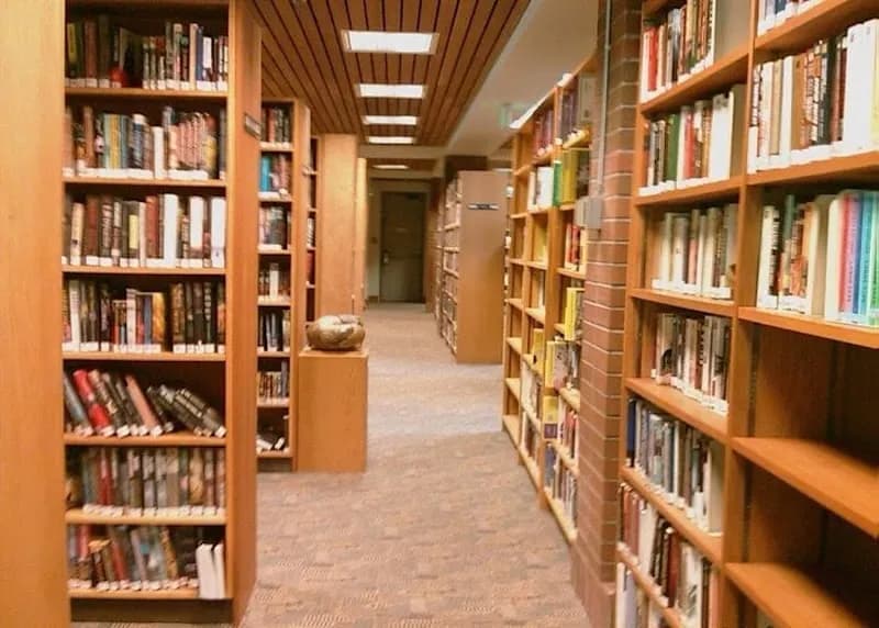 View of Lake Oswego Public Library in Lake Oswego, OR