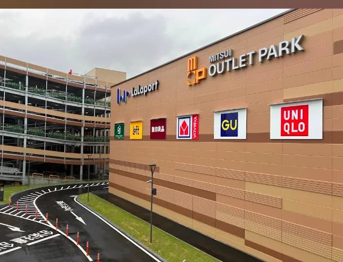LaLaport Kadoma / Mitsui Outlet Park Osaka Kadoma shopping mall in Kadoma, Osaka