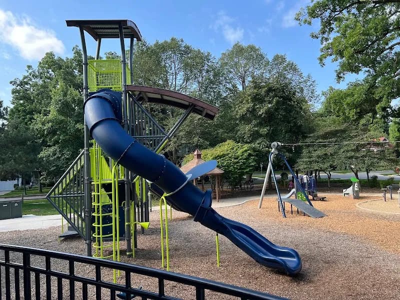 Maple Park park in Wilmette, IL