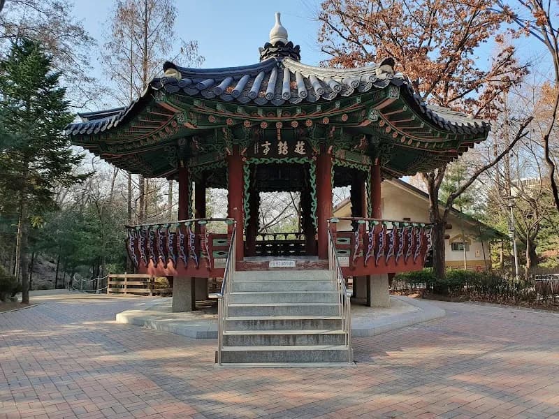 Nonhyeon-ro Park park in Apgujeong, SE