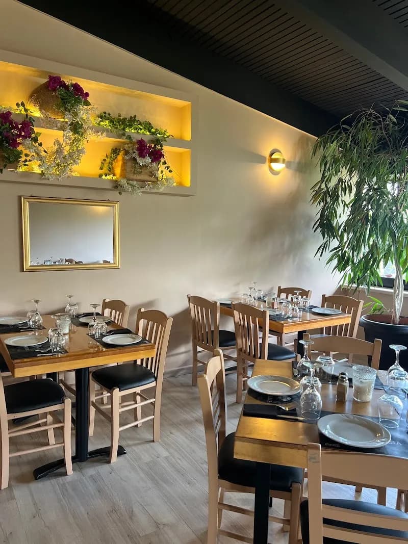 Oasis Taverna Kifissia restaurant in Kifisia, AT