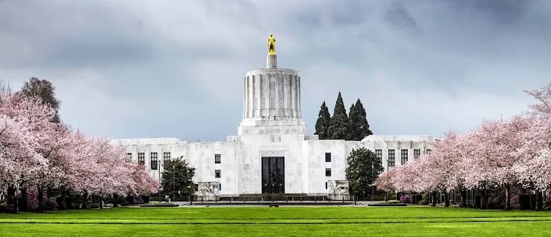 Oregon State Capitol tourist attraction in Salem, OR