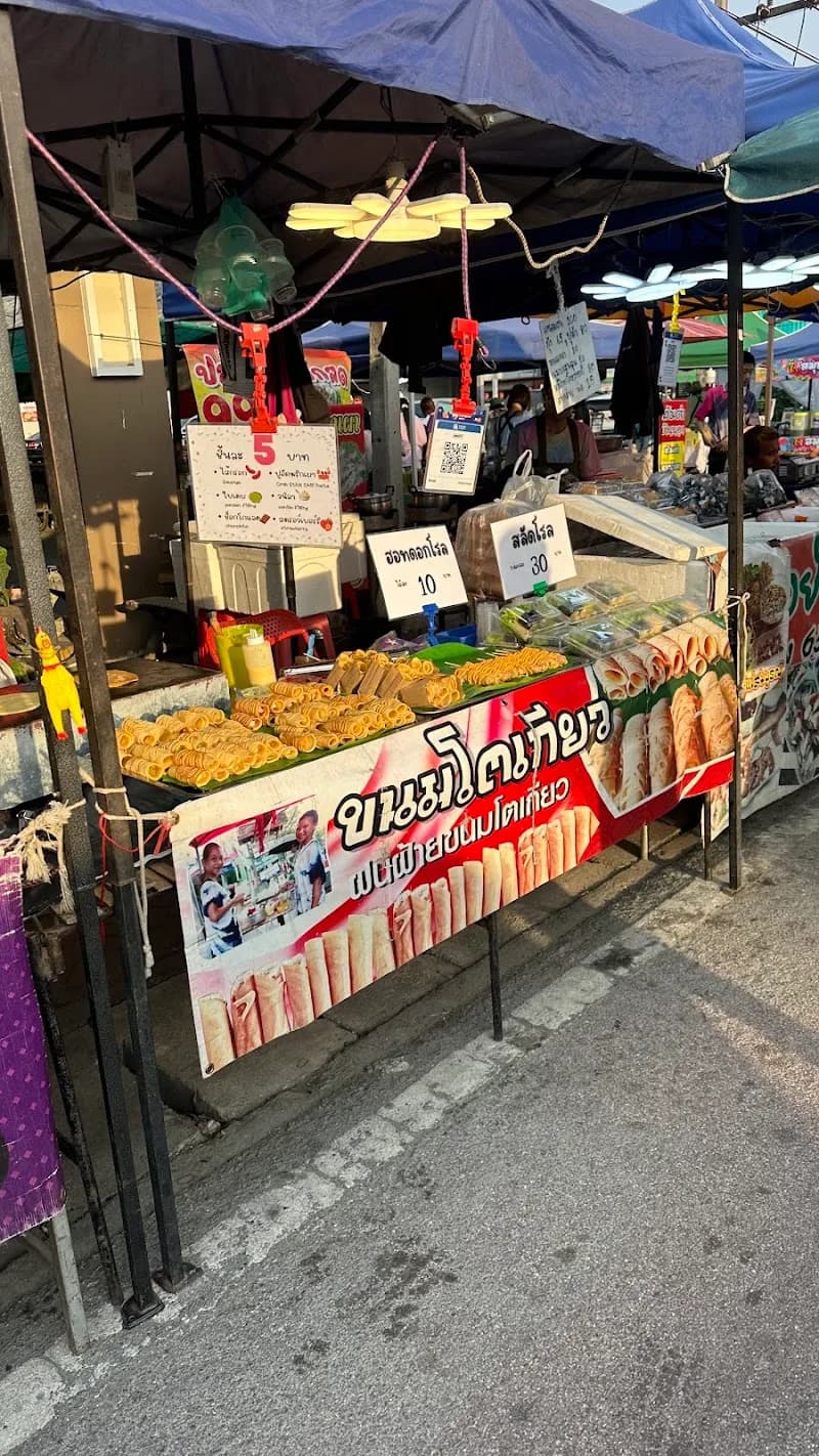 San Kamphaeng Night Bazaar Market restaurant in San Kamphaeng, CM