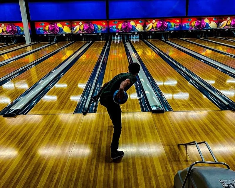 Skinny Dogz bowling alley in Ogden, UT