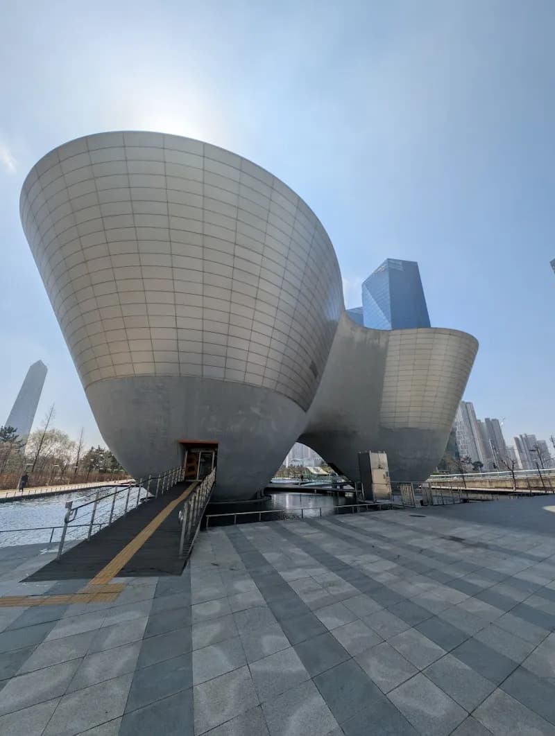 Tri-bowl art gallery in Songdo, IC